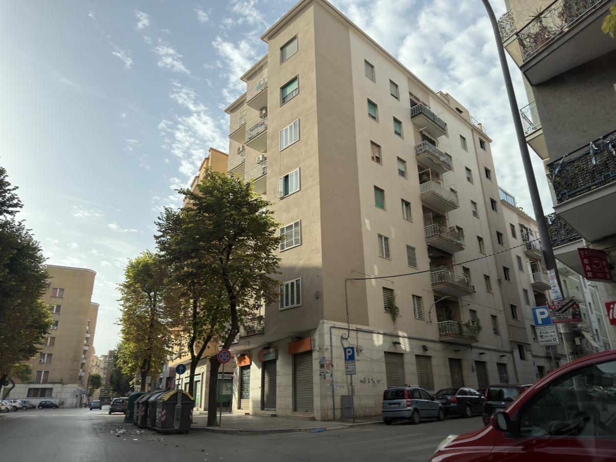 Via Lustro 32 Foggia Vendesi 7,5 vani libero.